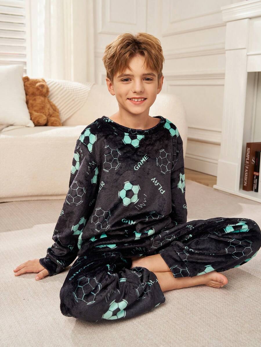 SHEIN Tween Boy 2 件足球图案圆领长袖上衣和法兰绒长裤睡衣套装，柔软舒适，适合秋冬季 - 黑色 - 查看 1