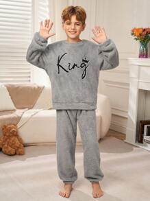 SHEIN Tween Boy 2 件套柔软舒适图案字母刺绣圆领长袖运动衫和睡裤羊毛家居服套装，秋冬 - 灰色 - 查看 4