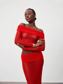 SHEIN Unity Set 2 pcs: Atasan Crop Top Seksi dengan Bahu Terbuka & Rok Bodycon Berkerut, Busana Pesta Modis untuk Natal, Pakaian Musim Gugur/Dingin untuk Wanita - Merah - View 4