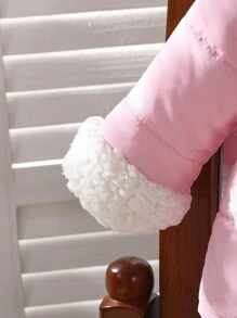 SHEIN Baby Girls' Autumn/Winter Thickened Warm Woven Hanfu-Style Fluffy Collar Jacket, With Cute Fuzzy Bag