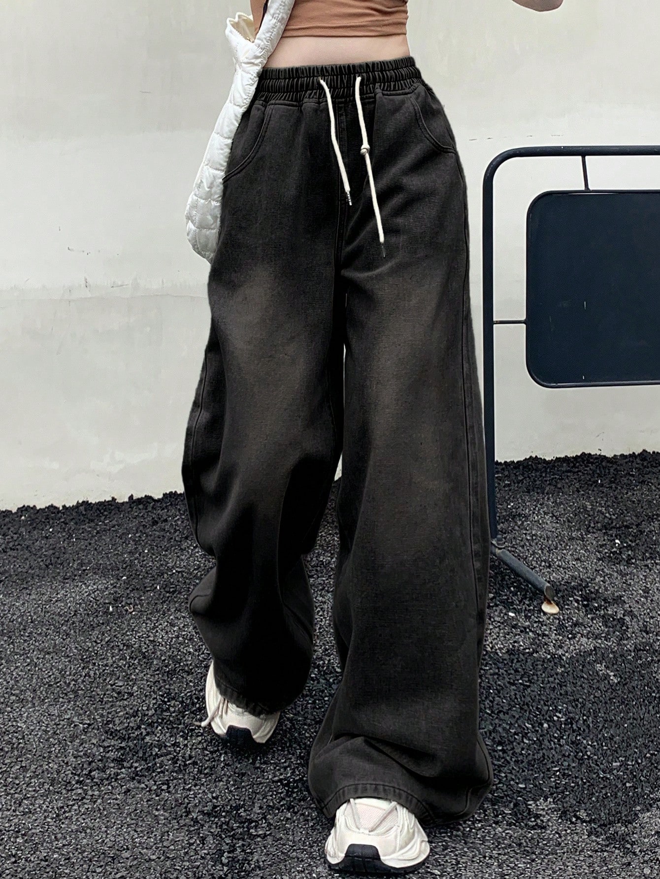 DAZY جينز نسائي بلون قاتم بجيب وسحاب للربط، تصميم...