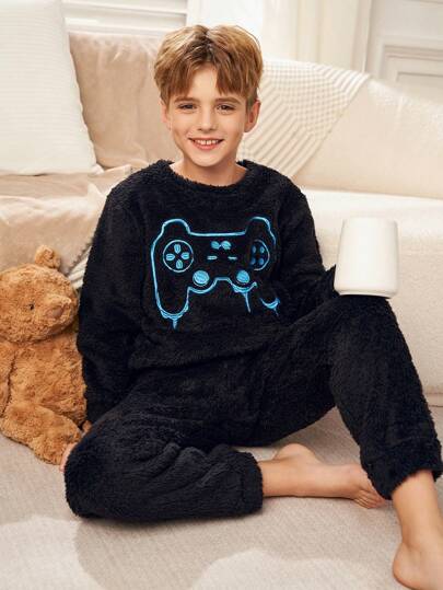 SHEIN 2 Pieces Tween Boy Autumn/Winter Minimalist Game Controller Embroidered Graphic Crew Neck Long Sleeve Top & Pants Soft & Cozy Plush Fleece Pajama Set