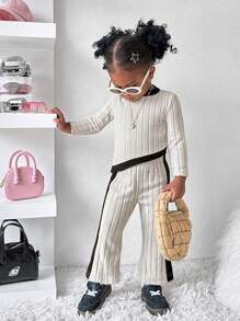 SHEIN Explorewe 2-częściowy zestaw Baby Girl Casual All-Match Fashion Solid Soft Knitted Round Neck Top z asymetrycznym dołem i rozkloszowanymi spodniami, ciepły dzianinowy materiał na jesienne/zimowe wyjścia i wypoczynek w domu