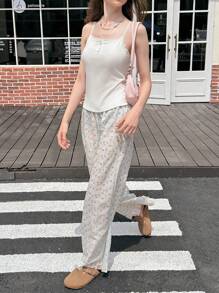 Jouncy 女式休闲迷你花朵条纹荷叶边下摆裤 - 白色 - 查看 3