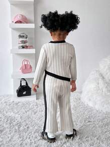 SHEIN Explorewe 2-częściowy zestaw Baby Girl Casual All-Match Fashion Solid Soft Knitted Round Neck Top z asymetrycznym dołem i rozkloszowanymi spodniami, ciepły dzianinowy materiał na jesienne/zimowe wyjścia i wypoczynek w domu