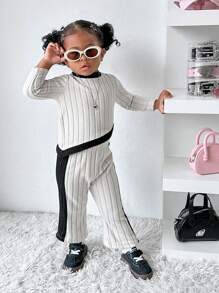 SHEIN Explorewe 2-częściowy zestaw Baby Girl Casual All-Match Fashion Solid Soft Knitted Round Neck Top z asymetrycznym dołem i rozkloszowanymi spodniami, ciepły dzianinowy materiał na jesienne/zimowe wyjścia i wypoczynek w domu