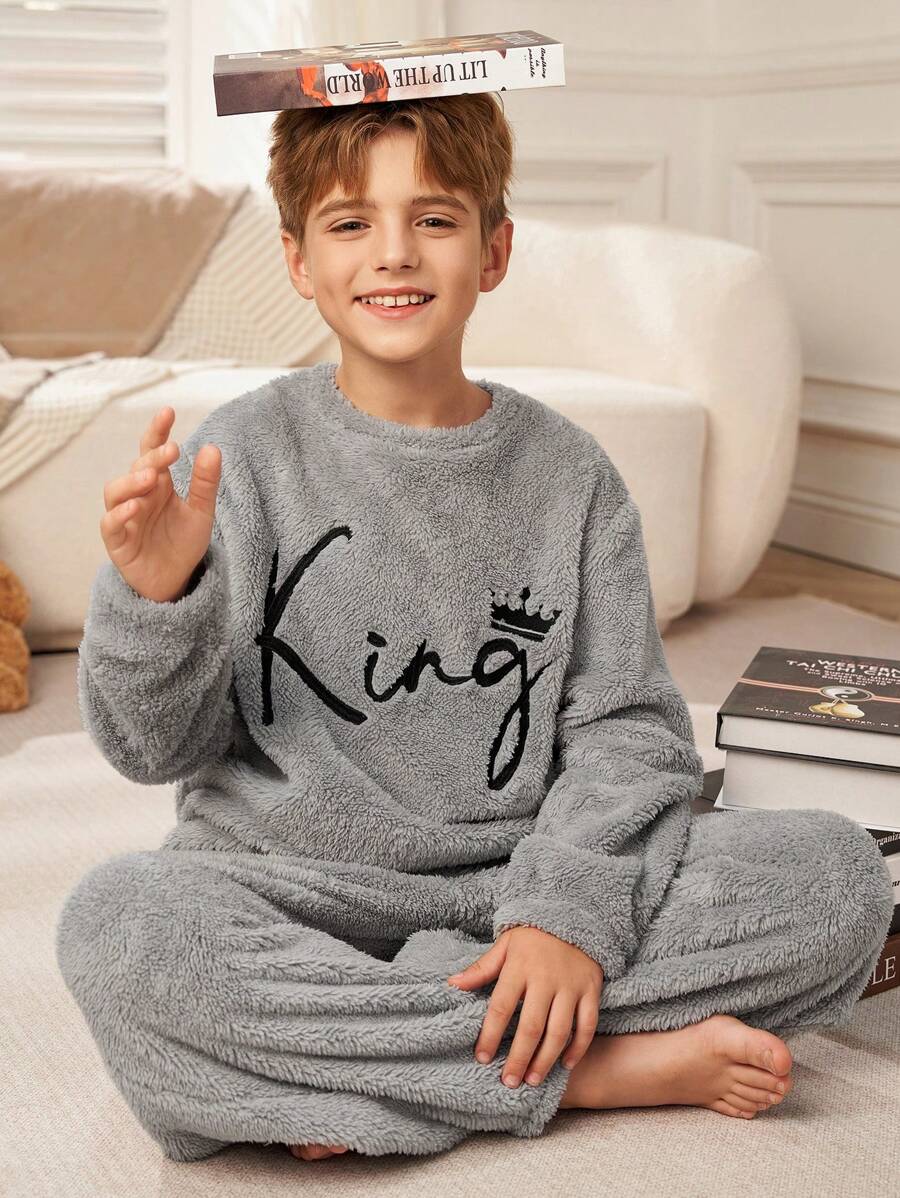 SHEIN Tween Boy 2 件套柔软舒适图案字母刺绣圆领长袖运动衫和睡裤羊毛家居服套装，秋冬 - 灰色 - 查看 1