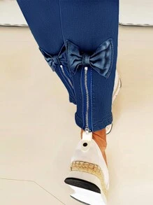 Women's Skinny Backside Slit Bow Embellished Jeans - 深色水洗藍 - 查看 5