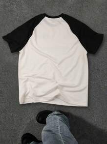 Manfinity Hypemode T-shirt da uomo con maniche a raglan, a blocchi di colore e grafica a lettere