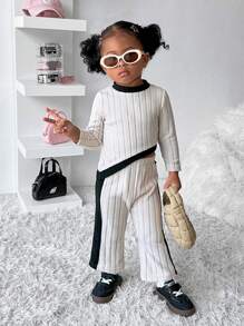 SHEIN Explorewe 2-częściowy zestaw Baby Girl Casual All-Match Fashion Solid Soft Knitted Round Neck Top z asymetrycznym dołem i rozkloszowanymi spodniami, ciepły dzianinowy materiał na jesienne/zimowe wyjścia i wypoczynek w domu