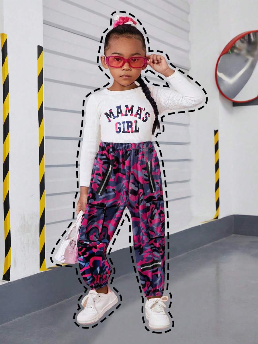 2 Stücke Set für kleine Mädchen mit modischem Buchstaben Muster, Rundhalsausschnitt, langärmeligem Oberteil und Camouflage-Cargohose mit Gürtel, Frühling und Herbst