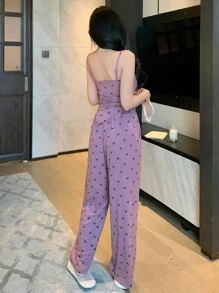 DAZY Conjunto de pijama con camiseta ajustada de estampado total asimétrico y pantalones rectos sueltos
