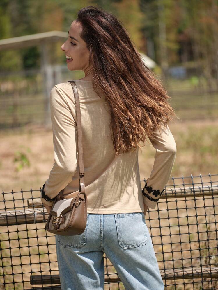 LanaWest 女士休闲长袖圆领 T 恤，撞色肩部，仿门襟纽扣，花卉袖口和下摆饰边，针织面料，黑色和杏色，秋冬 - 杏色 - 查看 2