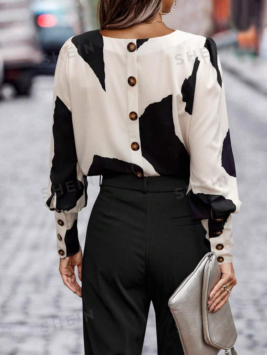 Blusa minimalista de mujer con cuello redondo, mangas largas y detalles estampados