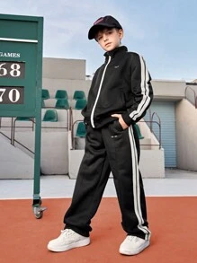 SHEIN Tween 男童纯黑色印花立领长袖拉链夹克，带口袋，运动上衣，适合户外跑步网球篮球 + 黑色印花拼布裤，运动套装 - 黑色 - 查看 1