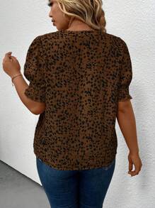 SHEIN LUNE 大码 V 领短袖图案印花休闲衬衫 - 咖啡棕 - 查看 2