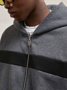 AKNOTIC Business Casual Sudadera con capucha de ajuste relajado para hombres con bloques de colores y forro térmico, adecuada para otoño e invierno, uso diario con etiqueta de logotipo - Gris Oscuro - Ver 2