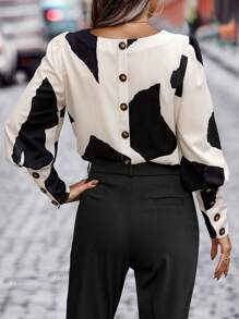 Blusa minimalista de mujer con cuello redondo, mangas largas y detalles estampados