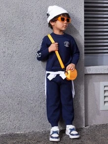 SHEIN Ensemble de pull tout-aller/manteau matelassé avec lettre brodée mignonne, adapté pour les jeunes garçons, style académique, confortable, doux, élégant, design unique - Bleu marine - Voir 8