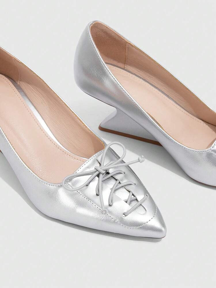 CUCCOO SZL Zapatos de mujer con diseño de tacón asimétrico de cordones plateados, versátiles, cómodos y elegantes, plataforma de tacón, apropiados para el trabajo, fiestas, citas, Navidad y Año Nuevo. Ideal para la vibra navideña y de invierno.