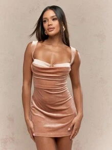 MISSGUIDED Vestido mini ajustado con cuello tipo esmoquin de terciopelo y tirantes - Albaricoque - Ver 1