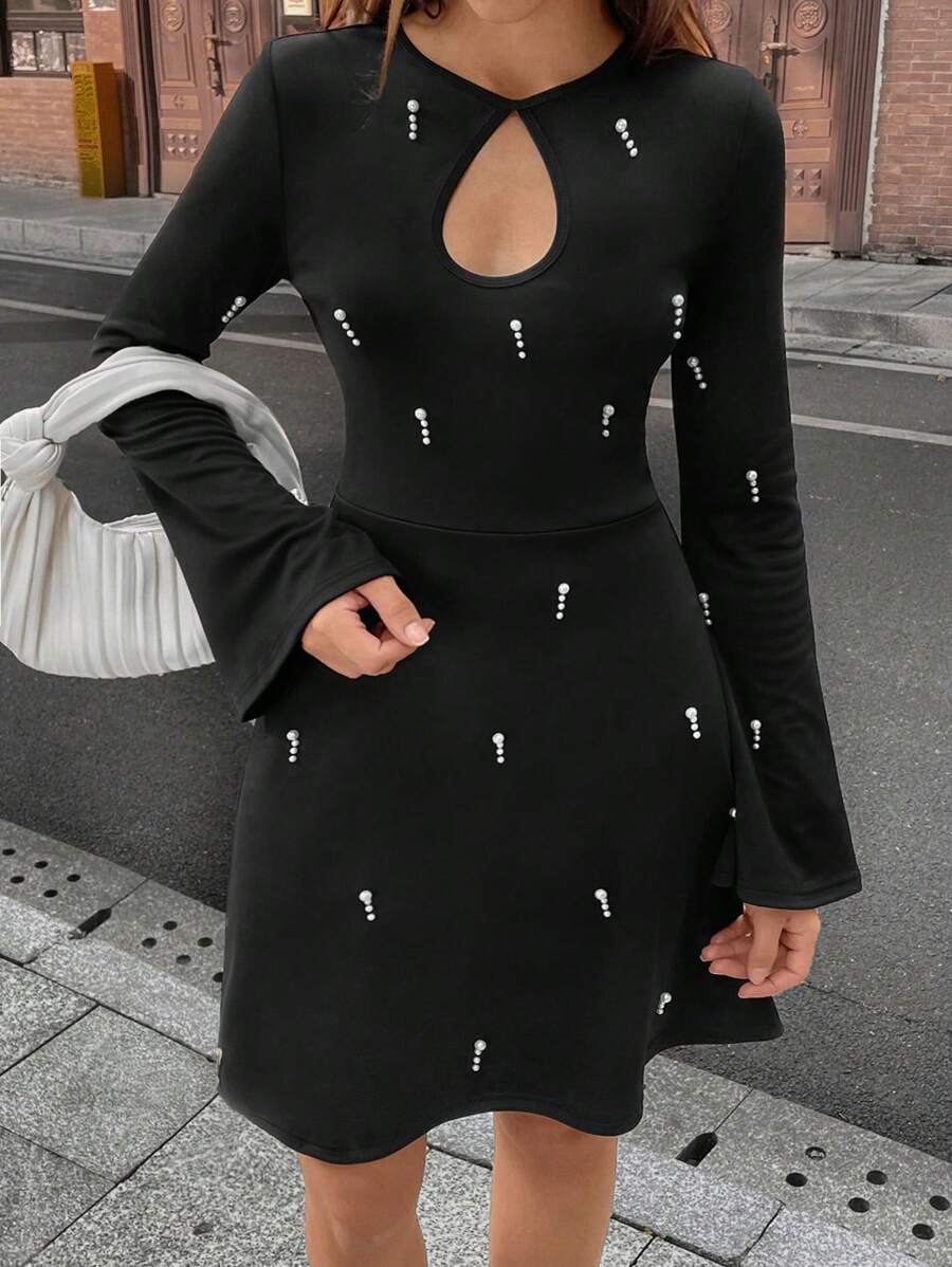 Chiquease 女式圆领串珠喇叭袖修腰短款连衣裙 - 黑色 - 查看 1