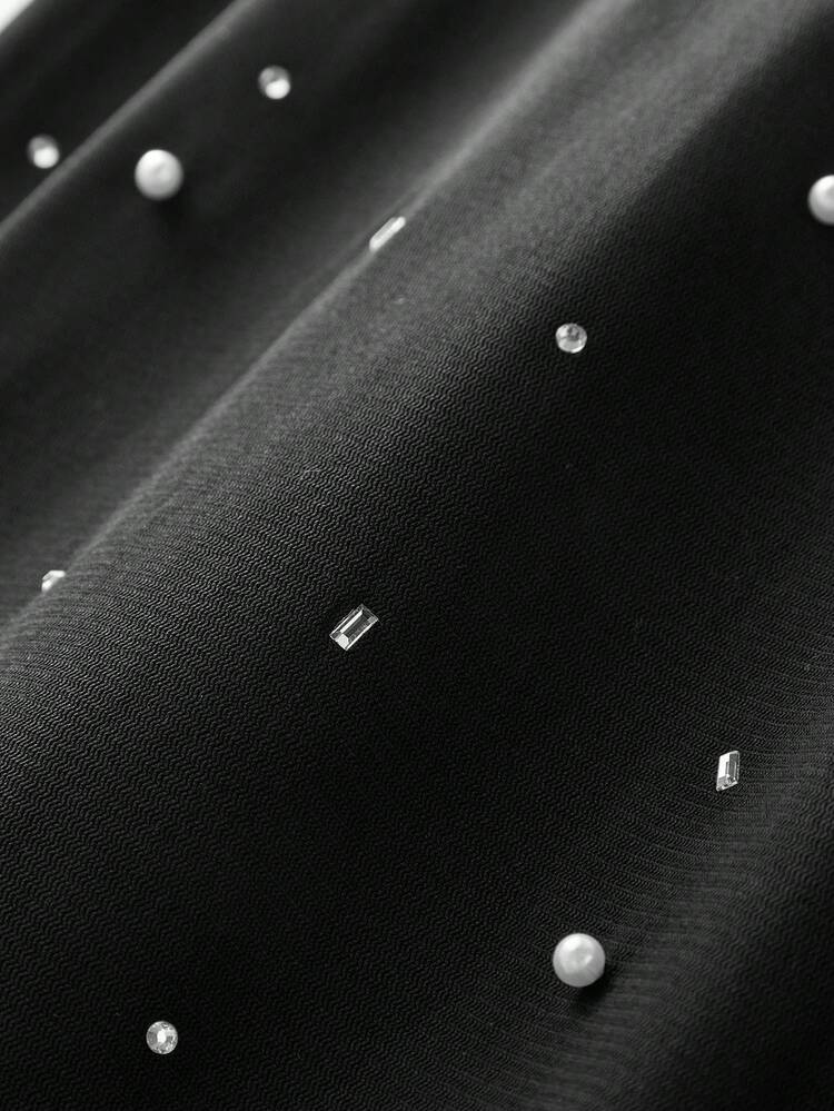 Sukienka mini dla młodej dziewczyny, bez rękawów, z koralikami