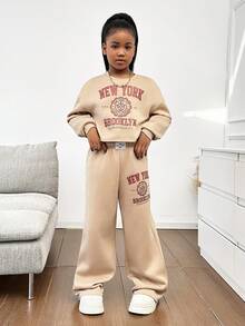 SHEIN Bộ 2 món cho bé gái tuổi mới lớn: Áo nỉ hở vai họa tiết chữ kaki thoải mái và quần chạy bộ đính đá - Màu Khaki - Xem 6