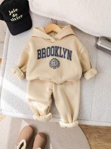SHEIN Juego de ropa a juego para mamá e hijo: 1 conjunto de sudadera con capucha y pantalones de cintura elástica estampada con letras, con forro de peluche, para niña/niño bebé, para otoño/invierno (se venden 2 conjuntos por separado) - Caqui - Ver 1