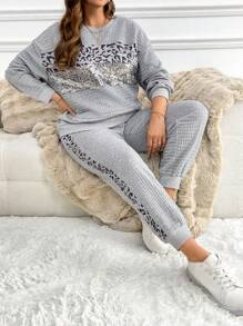 SHEIN LUNE Plus Size Cekiny Nadruk w panterkę Patchwork Okrągły dekolt Długi rękaw Top i spodnie Dwuczęściowy zestaw swobodny Strój na Święto Dziękczynienia Kobiety Nowy Rok Strój kobiety Zimowe sukienki Zimowe ubrania Damskie stroje Rave Strój kobiety Nowy Rok Zimowy płaszcz Kobiety Zimowe ubrania Damskie dresy Damskie zestawy zimowe Wakacje Dwuczęściowy zestaw Nowy Rok