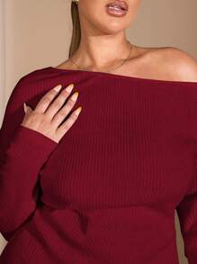 SHEIN BAE Plus Size Women's Sexy Asymmetrical Neck Solid Color Red Cashmere Fabric Stretch Warm Fabric, Simple Style, Suitable For Parties Or Daily Wear