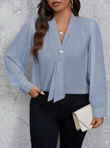 SHEIN Privé 大码纯色 V 领优雅办公室长袖衬衫 - 淺藍色 - 查看 5