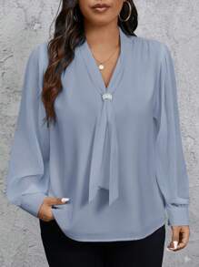 SHEIN Privé 大码纯色 V 领优雅办公室长袖衬衫 - 淺藍色 - 查看 8