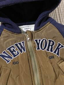 SHEIN 新生男童/女童休闲拼色条纹边饰拉链长袖连帽绗缝夹克，蓝色袖子与绿色身体形成对比，正面拉链开合。胸前绣有文字。罗纹袖口和下摆，防风保暖，适合秋冬季日常穿着、运动、上学和旅行