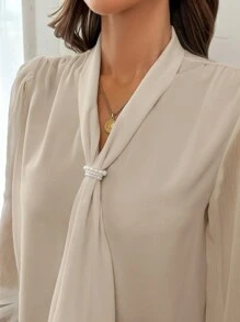 SHEIN Privé Áo sơ mi công sở tay dài cổ chữ V màu trơn cỡ lớn thanh lịch - Màu be - Xem 3