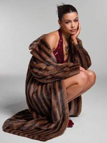 SHEIN BAE Áo khoác dài nữ phong cách đường phố, hai tông màu kẻ sọc, cổ ve áo xù, màu nâu sô cô la cổ điển, áo khoác lông xù cho mùa thu/đông, áo khoác dày dặn ấm áp và thân thiện với da, thích hợp cho tiệc Giáng sinh, Lễ Tạ ơn hoặc các dịp lễ khác. - Cà phê nâu - Xem 3