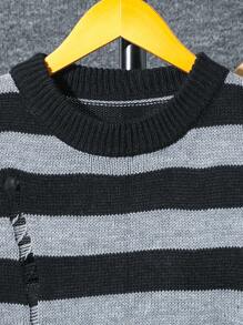 Bộ áo len hở vai họa tiết sọc cho bé trai tuổi teen - Bộ áo len dệt kim sọc đen và xám cho bé trai tuổi teen và quần. Áo len sọc tương phản cổ tròn kèm quần, thiết kế đơn giản nhưng thời trang. Được làm từ chất liệu thoải mái và ấm áp, phù hợp để mặc vào mùa thu/đông. Thiết kế sọc đen và xám cổ điển mang đến nét thời trang cho tổng thể diện mạo. Bộ sản phẩm được kết hợp đơn giản và thanh lịch, phù hợp cho những dịp trang trọng hoặc thường ngày. - màu đen - Xem 3