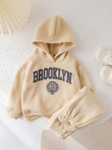 SHEIN Juego de ropa a juego para mamá e hijo: 1 conjunto de sudadera con capucha y pantalones de cintura elástica estampada con letras, con forro de peluche, para niña/niño bebé, para otoño/invierno (se venden 2 conjuntos por separado) - Caqui - Ver 3