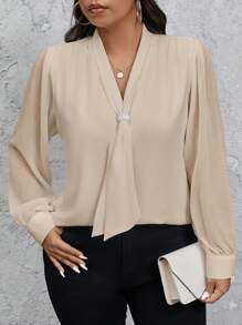 SHEIN Privé Áo sơ mi công sở tay dài cổ chữ V màu trơn cỡ lớn thanh lịch - Màu be - Xem 9
