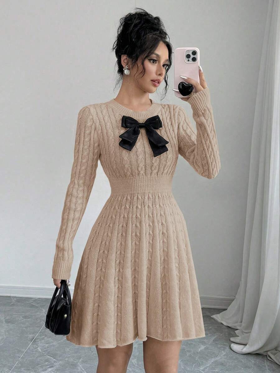 Elenzga 蝴蝶结装饰圆领麻花刺绣休闲长袖毛衣连衣裙 - 杏色 - 查看 1