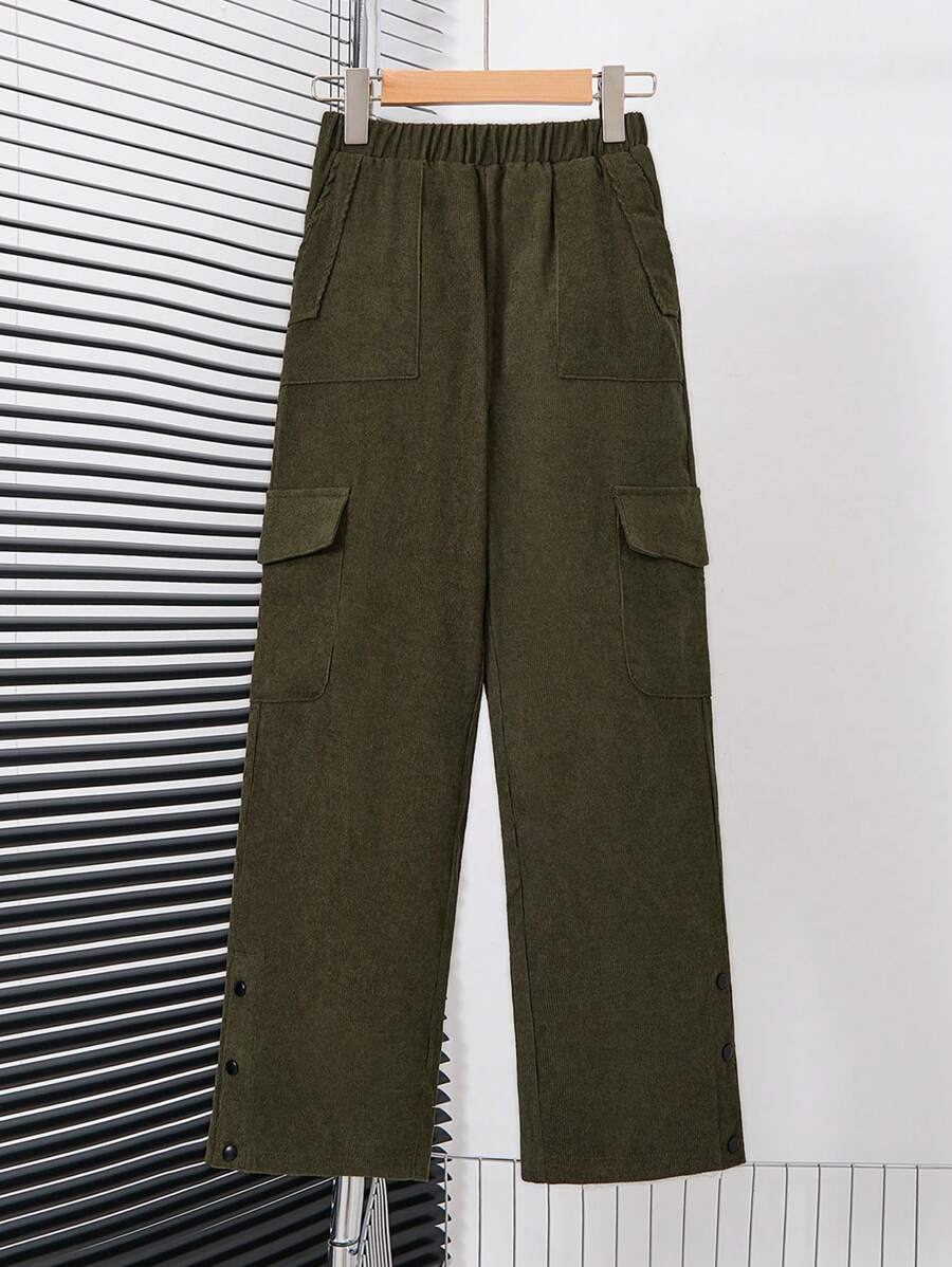 SHEIN Pantalones casuales de carga fashion de pierna recta con botón inferior de bolsillo elástico para niño preadolescente - Verde militar - Ver 1