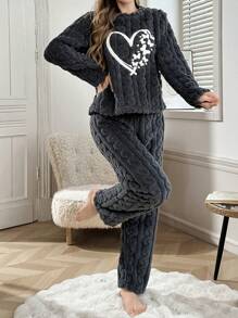 冬季提花绒面料女士蓬松睡衣套装，饰有心形蝴蝶刺绣，秋冬保暖舒适