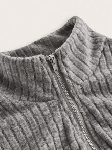 Slaydiva Plus Size Women Solid Color Ribbed Flap Pocket Zip Up Fitted Cropped Top