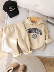 SHEIN Juego de ropa a juego para mamá e hijo: 1 conjunto de sudadera con capucha y pantalones de cintura elástica estampada con letras, con forro de peluche, para niña/niño bebé, para otoño/invierno (se venden 2 conjuntos por separado) - Caqui - Ver 6