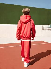 青少年男孩运动套装 - 红色羊毛连帽衫和宽松印花运动衫搭配裤子，适合运动、户外和休闲穿着