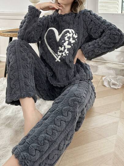 冬季提花绒面料女士蓬松睡衣套装，饰有心形蝴蝶刺绣，秋冬保暖舒适