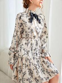 SHEIN 少女编织蝴蝶图案荷叶边下摆休闲长袖连衣裙 - 米色 - 查看 3