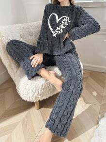 冬季提花绒面料女士蓬松睡衣套装，饰有心形蝴蝶刺绣，秋冬保暖舒适