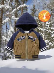 SHEIN 新生男童/女童休闲拼色条纹边饰拉链长袖连帽绗缝夹克，蓝色袖子与绿色身体形成对比，正面拉链开合。胸前绣有文字。罗纹袖口和下摆，防风保暖，适合秋冬季日常穿着、运动、上学和旅行