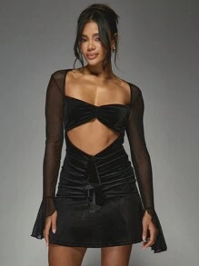 MISSGUIDED Robe mini en velours froncée à la taille, avec décolleté dégagé et manchettes évasées - Noir - Voir 5